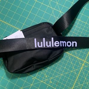NWT Lululemon everywhere belt bag with logo strap